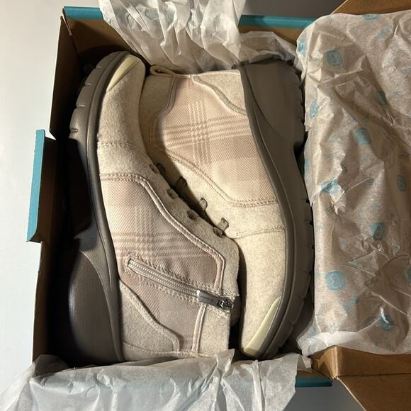 NIB BZees Washable Kick Back Ankle Boot Taupe Size 9.5 M - Picture 8 of 9